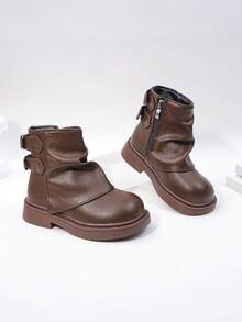 1 paire de chaussures pour enfants de style Lolita rétro et doux, avec décoration de nœud en dentelle et matériau brillant. Facile à mettre et à enlever, avec fermeture éclair latérale et semelle épaisse. Idéal pour les sorties et les activités parent-enfant en automne et en hiver.