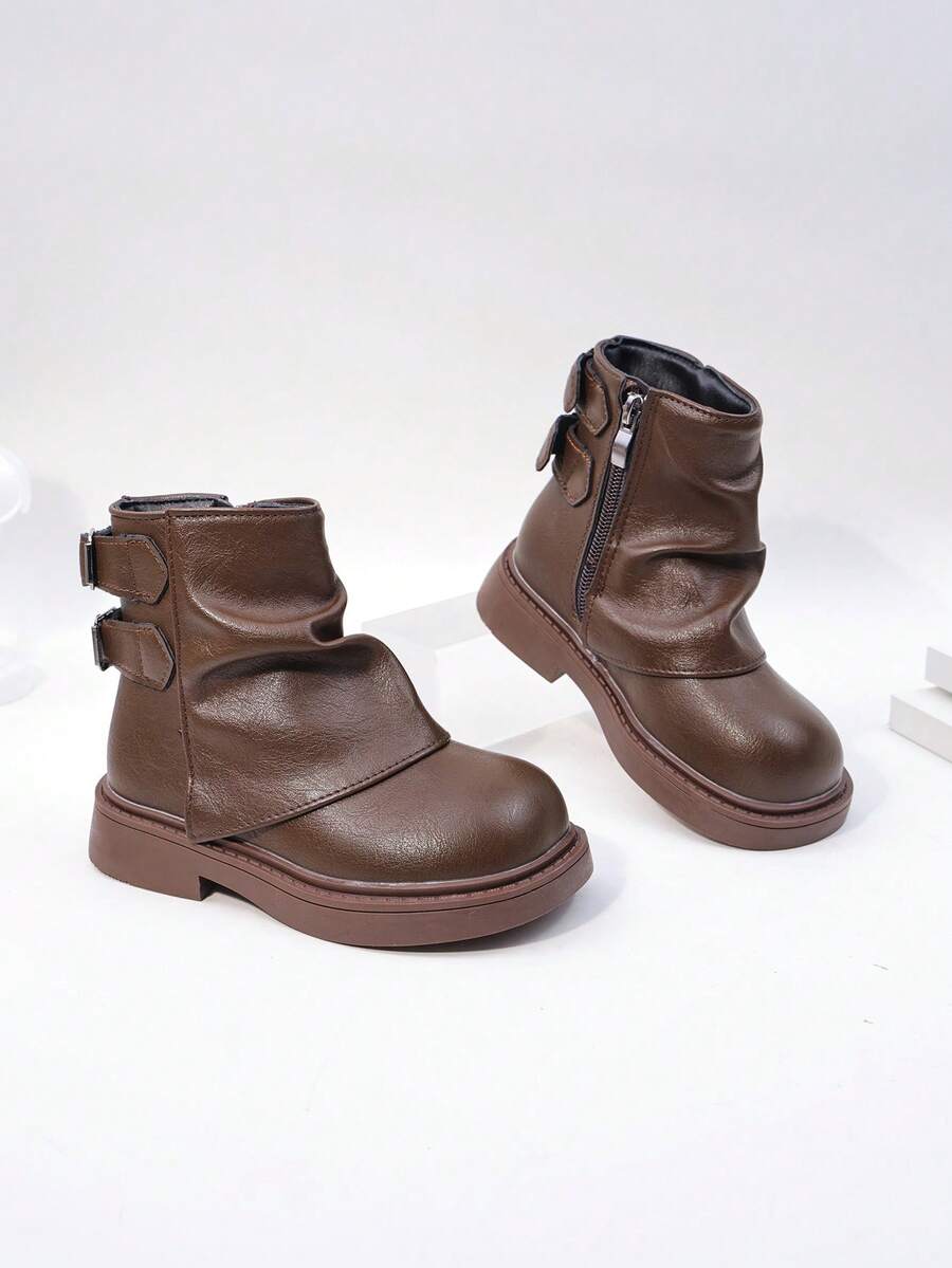 1 paire de chaussures pour enfants de style Lolita rétro et doux, avec décoration de nœud en dentelle et matériau brillant. Facile à mettre et à enlever, avec fermeture éclair latérale et semelle épaisse. Idéal pour les sorties et les activités parent-enfant en automne et en hiver.