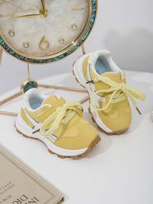 A Pair Of Hong Kong Style New Fashionable Casual Shoes For Boy And Girl, Fashionable Light Luxury Sneakers, Versatile Low-Top White Sneakers, And Agam Shoes