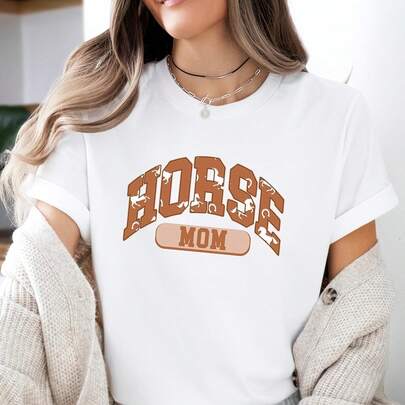 Camiseta de equitación con estética occidental, camiseta para mamá de caballo, camiseta vaquera con gráficos occidentales, regalos ecuestres para chicas con caballos220G ofrece comodidad y durabilidad atemporales. Con un corte elegante y una textura suave, es tu esencial diario perfecto: fácil de combinar para looks casuales, aventuras de fin de semana o días relajados en la oficina. Un must-have en tu armario que se siente tan bien como se ve. Pensado, simple y con un estilo desenfadado - un regalo que ella realmente amará.