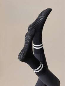 6 أزواج من جوارب اليوغا الملونة للنساء مع مانعات الانزلاق، غير قابلة للانزلاق، تنفس متوسطة الساق مناسبة لليوغا والرقص والأنشطة الرياضية الأخرى