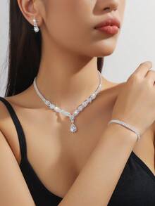 4-teiliges luxuriöses und elegantes quadratisches Zirkonia-Funkeljuwelen-Set für Bräute, inklusive Halskette, Ohrringe und Armband, charmantes Partyzubehör für Frauen