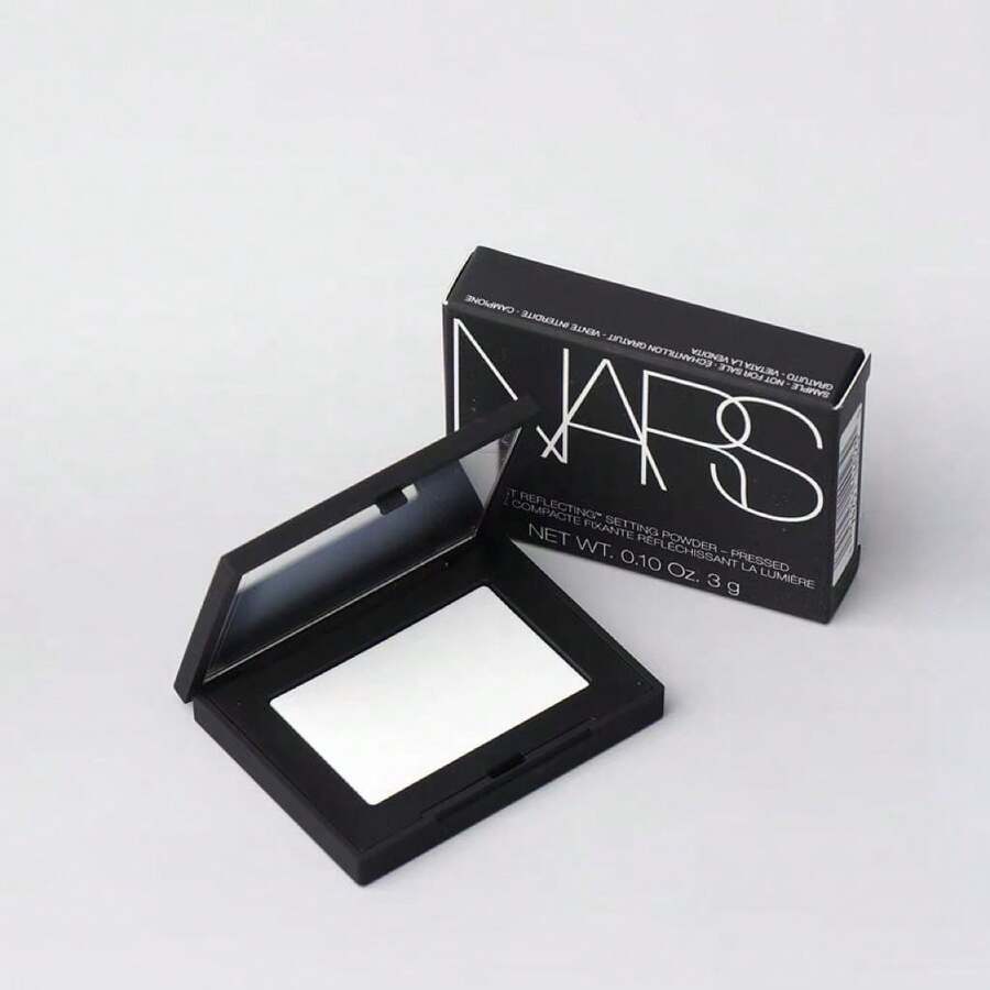 Nars [迷你] 晶莹亮采定妆粉 - 3克。这款经典配方可帮助妆容持久一整天，打造光泽妆效。轻盈易推开的质地，轻松定妆，不会增加额外的遮瑕度或颜色。 - 白色 - 查看 1
