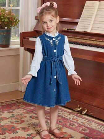 2 件女童秋冬时尚套装：白色荷叶边领长袖衬衫 + 蓝色刺绣领带连衣裙