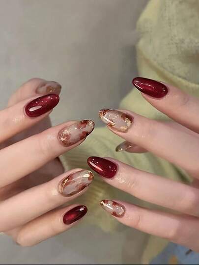 一套10款椭圆形金边红色渐变花卉全覆盖美甲图案，时尚精致，轻松打造美甲造型。为时尚女孩的指尖增添浪漫气息，巧妙展现大胆的时尚风格。非常适合派对、舞会和日常穿着。是送给女士和女孩的绝佳礼物。