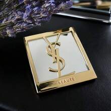 Yves Saint Laurent مرآة مربعة ذهبية، إحساس فاخر، شعار كبير، سهلة الحمل، لإجراء لمسات تجميلية، لاستخدام يومي
