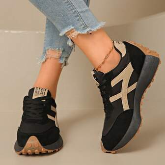 这款黑色复古运动鞋值得入手！这些百搭的鞋子穿着舒适，仿佛漫步云端，非常适合日常穿着，无论是散步、购物还是通勤，都能打造轻松随意的造型。