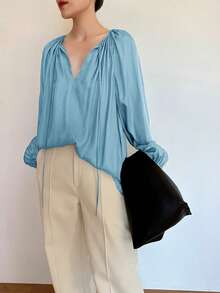 Elegant Women's Shirt, Loose V-Neck Faux Silk Satin Shirt, Balloon Sleeves And Ruched - 藍色 - 查看 8