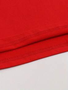 Esta nueva y moderna camiseta de manga corta 100 % algodón para niña luce un estampado navideño. Esta camiseta holgada, informal y versátil está confeccionada con un tejido suave y agradable para la piel de tu bebé. Ya sea para una reunión familiar, un evento escolar o una salida para jugar al aire libre, esta camiseta permite que tu hija se mueva con libertad y comodidad. - Rojo - Ver 4