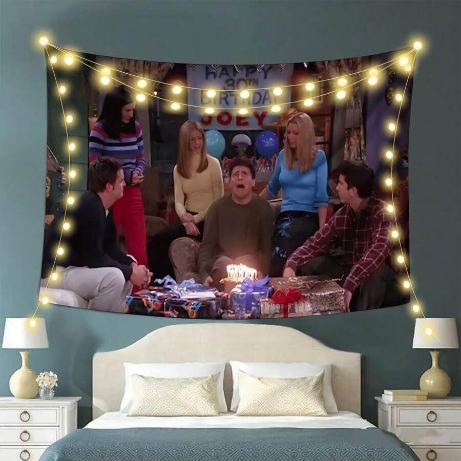 1pc Friends TV Show Tapestry - Cafe Scene With Joey, Monica, Rachel - Peach Light Beige Fabric Poster For Bedroom, Living Room, Dorm Decor - No Electricity Needed - TV Fan Gift Decoration, Tv Wall Decor, Bedroom Decoration, Artistic Atmosphere, Soft Texture Fabric, Dorm Room Decoration, Vintage Design, Durable Material, Home Decorators - 彩色 - 查看 1