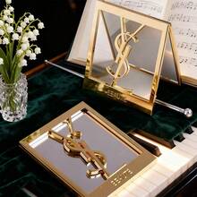 Yves Saint Laurent مرآة مربعة ذهبية، إحساس فاخر، شعار كبير، سهلة الحمل، لإجراء لمسات تجميلية، لاستخدام يومي