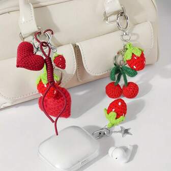 手工钩编钥匙扣吊坠，逼真心形草莓/逼真樱桃草莓可选，柔软毛线材质，适合情侣、包包、车钥匙等，可作配饰、装饰钥匙扣、纹理钥匙扣、钩编钥匙扣包饰、汽车配件、教师、朋友、姐妹礼物创意
