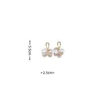 Un par de elegantes pendientes de borla con pétalos de nueva generación para mujeres con un sentido del diseño de nicho, pendientes geométricos, accesorios de moda y versátiles para las orejas