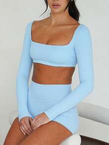 Ensemble de sport décontracté pour femmes avec Top court à manches longues col rond et shorts moulants. Convient pour l'entraînement, la détente et le fitness.