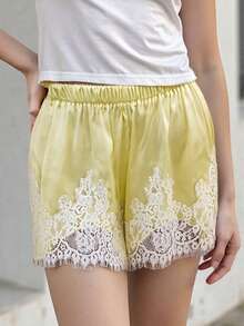 Mini pantalones cortos de satén de verano con volantes de encaje y pantalones cortos casuales para mujeres en la playa - Amarillo - Ver 2