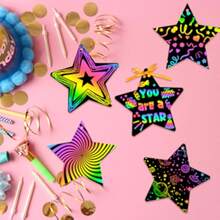 Kit de artesanato com 24 cartões de raspar em formato de estrela para decoração de festas, Halloween, Natal e aniversários. Ideal para criar enfeites de papel coloridos e decorativos. Perfeito para lembrancinhas e presentes de aniversário.