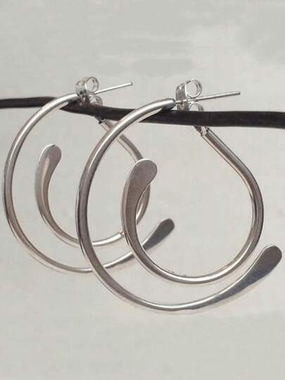 1 Paar vintage minimalistische ineinander greifende Reifen Design, bohemienartiger perforierter Ohrringe, vielseitiges Ohr Accessoire für Damen