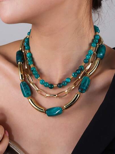 قلادة نسائية عصرية متعددة الطبقات مزينة بالخرز الهندسي، مناسبة للارتداء اليومي والحفلات والمناسبات