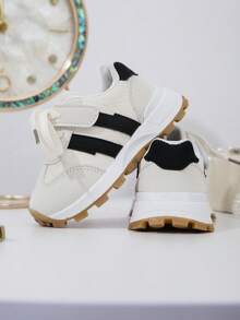 A Pair Of Hong Kong Style New Fashionable Casual Shoes For Boy And Girl, Fashionable Light Luxury Sneakers, Versatile Low-Top White Sneakers