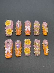 10 مسامير مربعة مضغوطة يدوية الصنع، بألوان الوردي والبرتقالي والذهبي، مستوحاة من لطافة اللون الوردي وحيوية البرتقالي، مزينة بمجوهرات معدنية ذهبية. طراز جميل وبارد، يجمع بين الزهور ثلاثية الأبعاد والفيونكات والبراغي المعدنية وزخرفة الألماس الوهمي، تصطدم العناصر الحلوة بالملمس المعدني، والطراز حلو وبارد دون فقدان إحساس الفخامة.