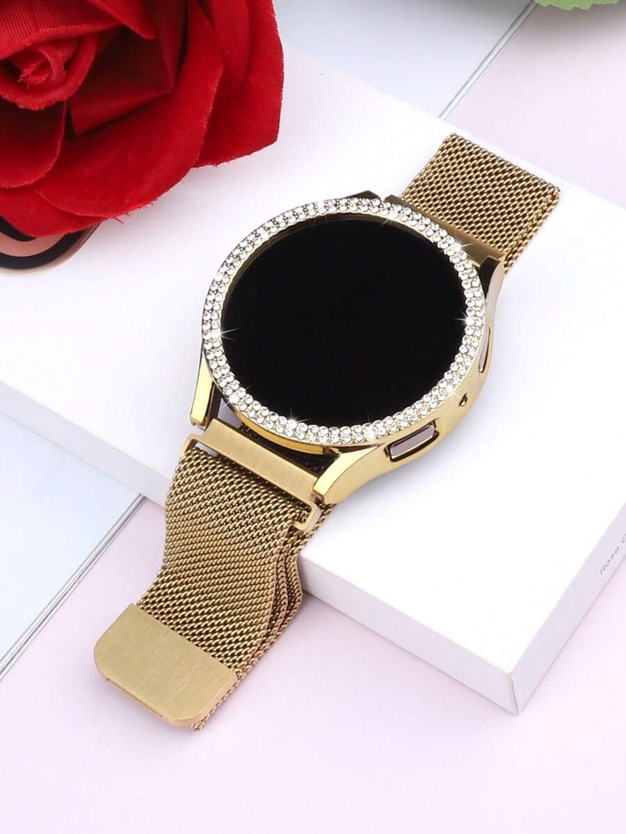 这款表带和表壳套装完美兼容三星 Galaxy Watch Series 4/5/6/7,40mm/44mm 表盘尺寸。柔软透气,可调节,磁吸式不锈钢编织表带,镶嵌璀璨双排水钻,搭配防刮 PC 表壳。这款时尚、便捷、舒适的女士表带和表壳套装是您的理想之选。 - 金色 - 查看 1