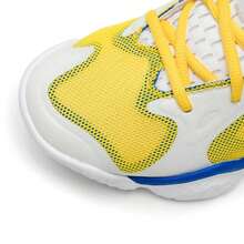 Under Armour 男士篮球鞋，Flow 缓震，弹性轻便，CURRY Spawn Flotro 男士运动鞋，建议订购大 0.5 码，抓地力更强，3026640-100 - 白/黃/藍 - 查看 7