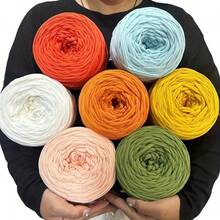 1卷300克±20克T恤纱线，2厘米宽，梭织针织柔软多用途纱线，适合DIY手工艺品，可用于钩编和编织包袋、靠垫、玩偶、毯子、拖鞋和其他手工钩编项目。 - 彩色 - 查看 4
