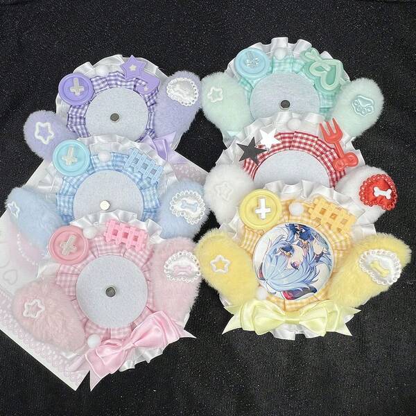1 pieza Nuevo soporte para insignia con mordedura, producto terminado hecho a mano con lazo de oreja de peluche, insignia de personaje de anime, dibujos animados y juegos, accesorio de apoyo a celebridades de ACG, círculo de fans de MAG, círculo otaku, insignia de pecho de grano, decoración de bolsa de dolor de tribu otaku para cosplay