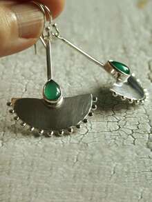 2只波西米亚风金属水滴耳环，镶嵌绿色水滴形宝石，手工新月形设计，长款吊坠耳环，优雅饰品，适合派对、婚礼、日常佩戴，可作为礼物送给她，低致敏性，时尚独特，轻盈闪亮。