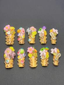 10 مسامير مربعة مضغوطة يدوية، باللون الوردي والأصفر والبرتقالي والألوان الحلوى الملونة، مع طباعة نمر كلون خلفي، تتكامل مع الزهور الوردية وشرائح الليمون الصفراء وخرز الحروف الملونة وزخارف الحلوى وعناصر أخرى، الأسلوب حلو وبارد وعتيق، مليء بحيوية Y2K، يجمع بين العناصر الحلوة والطباعة النمرية المخصصة، ملونة وغنية بالطبقات.