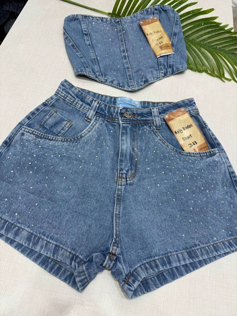 Conjunto casual feminino de duas peças jeans, top tipo bandeau sem alças e sem mangas, shorts sem elasticidade com detalhe de bolso - Lavagem Média - Visão 1