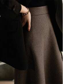 女士优雅A字型长裙，采用涤纶无弹力面料，打造休闲风格