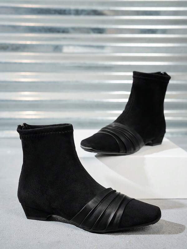 بوت نسائية بتصميم كلاسيكي مربعة الأصبع من الجلد الأسود المخملي ذات لون أحادي مرن، مناسبة للدراجات النارية، مصممة بشكل نحيف ودافئ، متعددة الاستخدامات للعمل والتنقل والعطلات والحفلات، بوت أنيقة بطيات وسحاب خلفي، بوت قصيرة جذابة