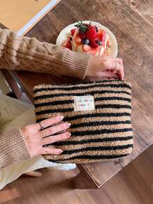 1 Túi đựng mỹ phẩm lông cừu mềm mại ấm áp, túi đựng đồ trang điểm kẻ sọc ngang chống thấm nước, túi họa tiết sóng biển dành cho nữ, túi nhỏ đựng đồ trang điểm, túi du lịch cho nữ, hộp đựng bút chì dung tích lớn đựng cọ trang điểm, túi đựng đồ vệ sinh cá nhân du lịch, túi đựng đồ trang điểm, đồ dùng cần thiết khi đi du lịch, du lịch, ngày lễ tình nhân, trang trí phòng, đồ dùng cần thiết trong ví, túi đựng mỹ phẩm cho nữ, đồ dùng cần thiết trong ví, đồ dùng cần thiết khi đi du thuyền, túi xách hàng hiệu, đồ dùng cơ bản, đồ dùng trang điểm, phòng, túi đựng mỹ phẩm dễ thương. - màu nâu - Xem 4