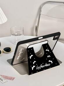 قطعة واحدة، غطاء لوحي دوار مطبوع بنمط الفيونكة ذو نقاط بيضاء مطبوعة على الوجهين، غطاء خلفي شفاف مقاوم للانحناء، مناسب لأجهزة iPad 10/9/11 لعام 2025، يدعم الإيقاظ/السكون التلقائي، دعم متعدد الزوايا، مع فتحة للقلم، إكسسوار غطاء واقي أساسي للمكتب والدراسة، غطاء واقي غير مغناطيسي.