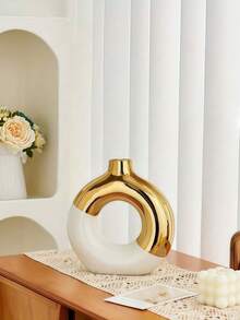 A White Ceramic Vase, Suitable For Decorating OfficeA White Ceramic Vase, Suitable For Decorating Office TV Cabinets, Perfect As Perfect As A Birthday Gift, Wedding Present, Or Housewarming Gift For Friends.