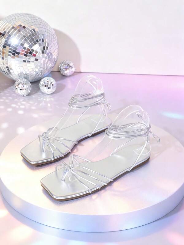 1 Paio di Sandali Piatti da Donna con Cinturini Incrociati, Stile Minimalista Casual per Casa, Vacanza, Festa, Accento in Metallo Argento Stile Romano