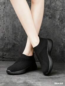 女士休闲运动鞋，透气网面轻便套脚运动鞋，适合春、夏、秋季穿着，舒适平底步行鞋，黑色