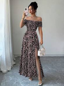 Off-The-Shoulder Long Dress With Little Flowers, All-Over Print, Side Slit, Gathered, Ruffled - 黑色和粉紅色 - 查看 3