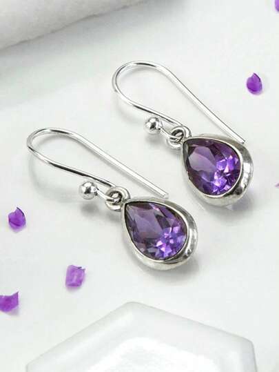 一对优雅的立方氧化锆水滴耳环，适合女性佩戴，是婚礼、订婚、周年纪念、派对、情人节和其他场合的理想之选。