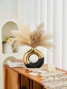 A White Ceramic Vase, Suitable For Decorating OfficeA White Ceramic Vase, Suitable For Decorating Office TV Cabinets, Perfect As Perfect As A Birthday Gift, Wedding Present, Or Housewarming Gift For Friends.