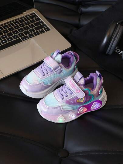 1 Đôi giày thể thao lấp lấp lánh mới cho bé gái, thiết kế lưới PU thoáng khí và thời trang, họa tiết trái tim dễ thương và đa năng, đế mềm chống trượt, giày thể thao thường ngày có đèn phát sáng, giày chạy bộ thoáng khí và thoải mái với đèn nhấp nháy.