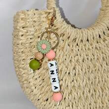 1个定制雏菊硅胶钥匙扣，可个性化定制姓名扣，纪念礼物，女士礼物，男士礼物，手机配件，个性化礼物，趣味礼物，新年魅力 - 柔和淡色 - 查看 32