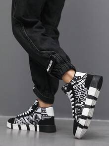 Pantofi sport sport casual confortabili pentru bărbați, cu șireturi înalte, cu model geometric, alb-negru, cu graffiti, cu litere patchwork, stil Fndy Personalities