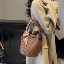 2025 Fall Winter New Woven Bucket Bag For Women, Large Capacity Shoulder Tote Handbag, Soft PU Leather Purse, Elegant Daily Crossbody Satchel, Simple Minimalist Design, Lightweight Durable Braided Texture, Commuter Work Office Travel Shopping Use, Unique Designer Casual Bag Gift For Ladies - 咖啡 - 查看 3