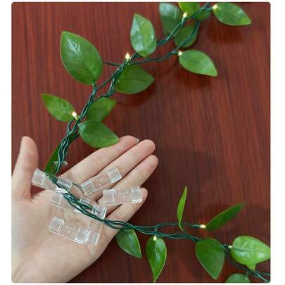 一包20个灯串挂钩和理线器可以整理各种电线和灯串，让它们整齐美观。这款通用灯串挂钩和理线器是各种灯串的收纳工具，例如圣诞雪花灯、绿叶藤蔓灯等等。