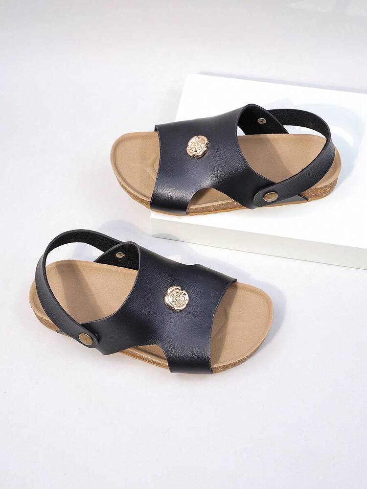 1 Pair Girls' Sandals With Metal Badge Decor, Glossy PU Material, Comfortable Slip-On, Open Toe Low-Top Design, Adjustable Strap, Flat Style, Lightweight Luxurious Casual Sandals, Suitable For Summer Parties And Daily Wear - Black - View 3