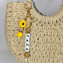 1个定制雏菊硅胶钥匙扣，可个性化定制姓名扣，纪念礼物，女士礼物，男士礼物，手机配件，个性化礼物，趣味礼物，新年魅力 - 柔和淡色 - 查看 43