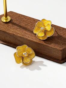 1 Pair Elegant Vintage Flower Stud Earrings For Women - Yellow - View 2