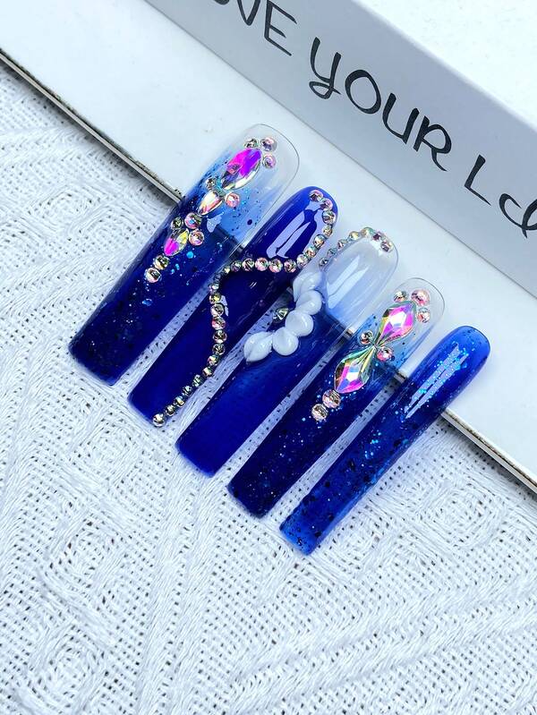 10 szt. Y2K Extra LongthFrench Press On Nails, pełne pokrycie, sztuczne paznokcie, ręcznie robione, Press On Nails z trójwymiarowymi, błyszczącymi, niebieskimi kryształkami, ręcznie robiony kwiatowy wzór, idealne na wesela, imprezy, walentynki, urodziny, prezenty świąteczne, idealnie dopasowane, wielokrotnego użytku zdobienia paznokci, 1 szt. żel żelowy/1 szt. mini paski polerskie, odpinany zestaw Press On Nails, odpowiednie dla kobiet i dziewcząt na imprezy świąteczne i do codziennego użytku, produkty do paznokci